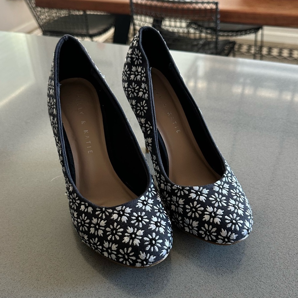 Like-New! Kelly & Katie Floral Embroidered 4" Round Toe Heels - Picture 2 of 5